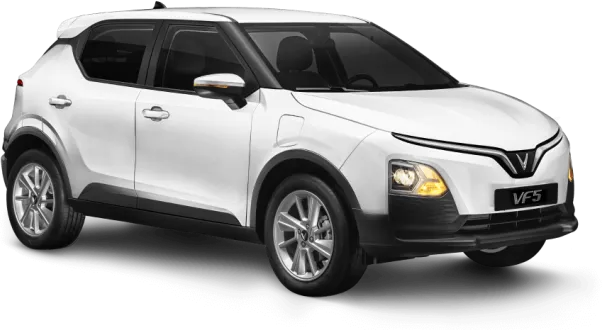 Xe VinFast VF5 màu trắng của An, nhìn từ phía trước bên phải